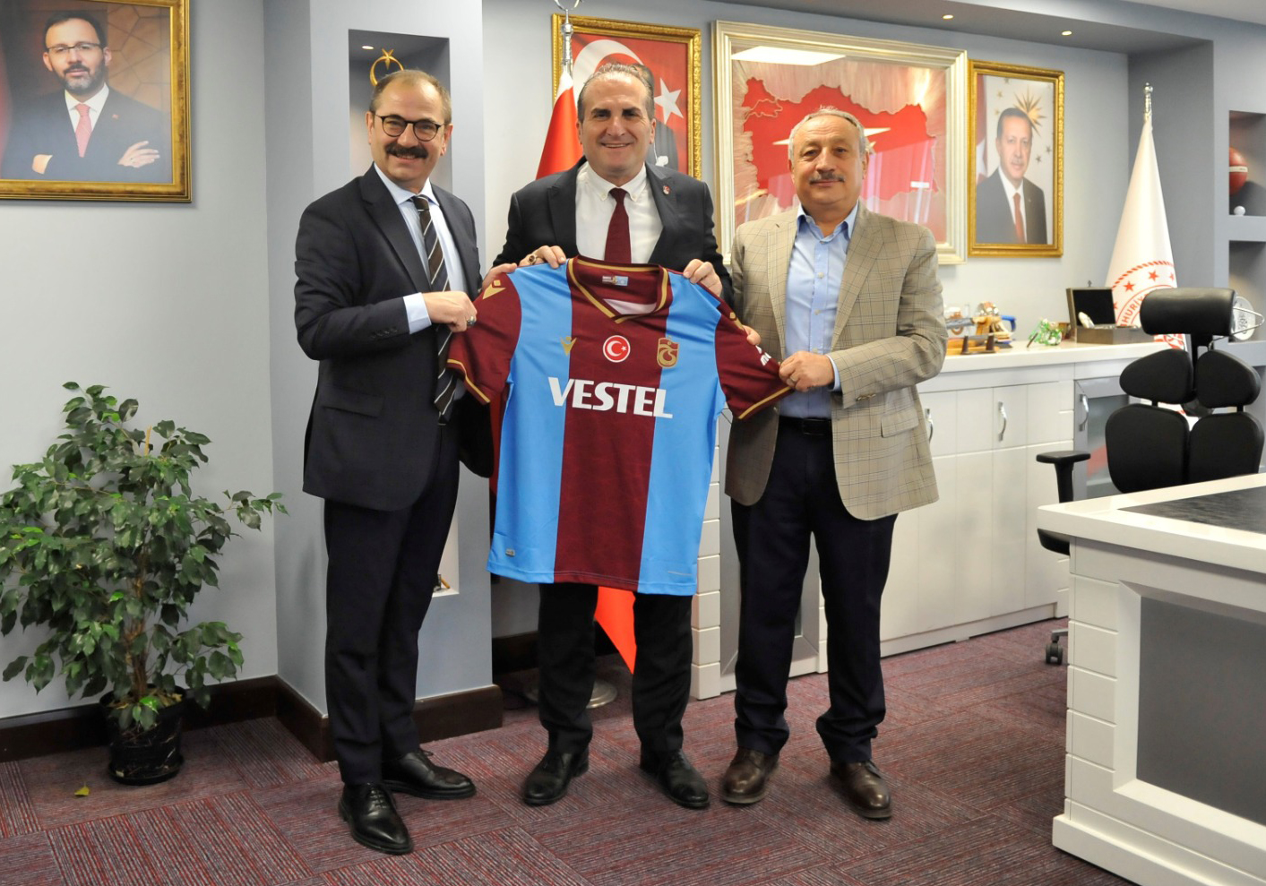 Trabzonspor Kulübü yöneticilerinden, İl Gençlik ve Spor Müdürlüğü’ne ziyaret