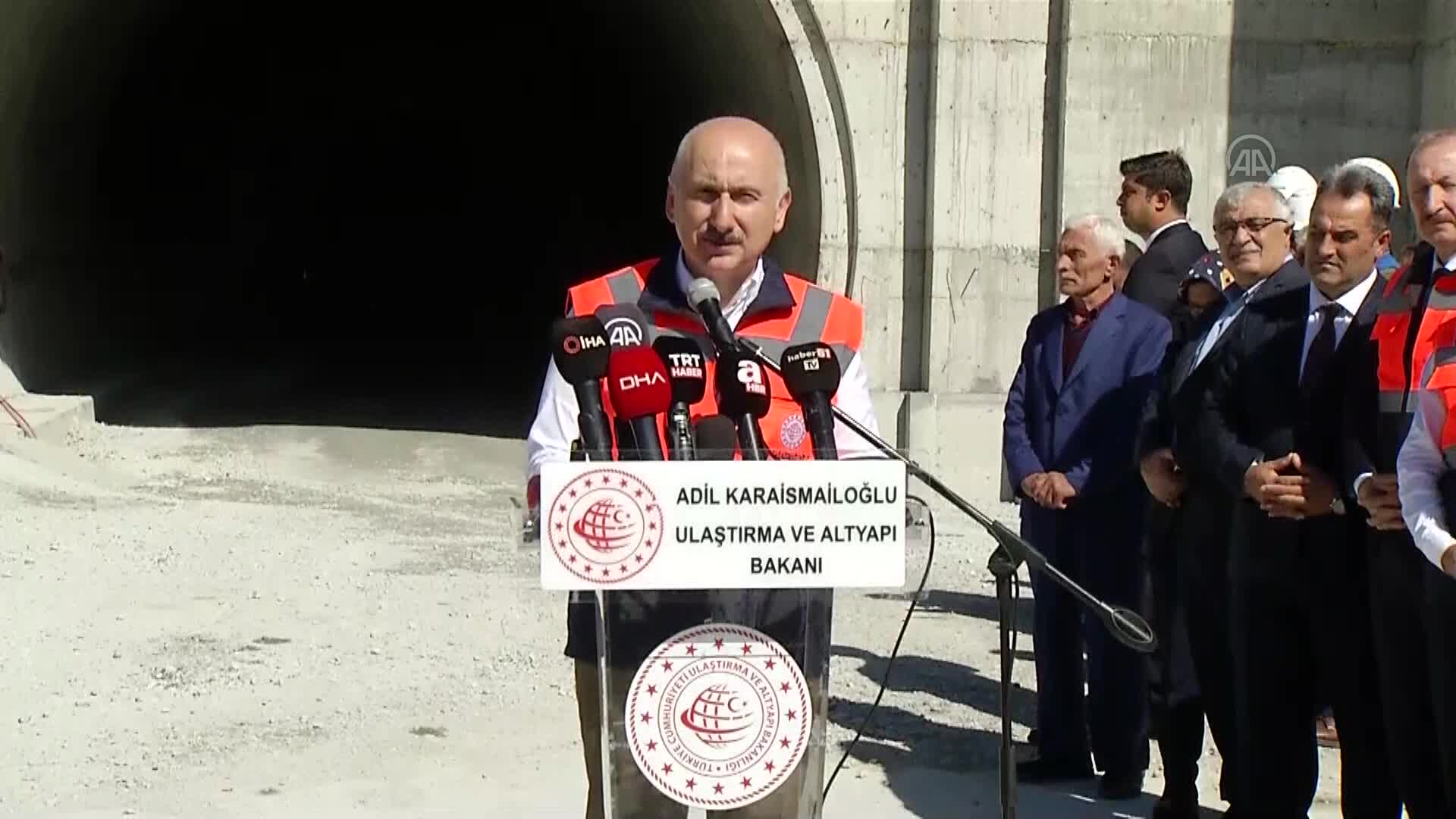 Ulaştırma ve Altyapı Bakanı Adil Karaismailoğlu, yeni Zigana Tüneli inşaatında incelemelerde bulundu: