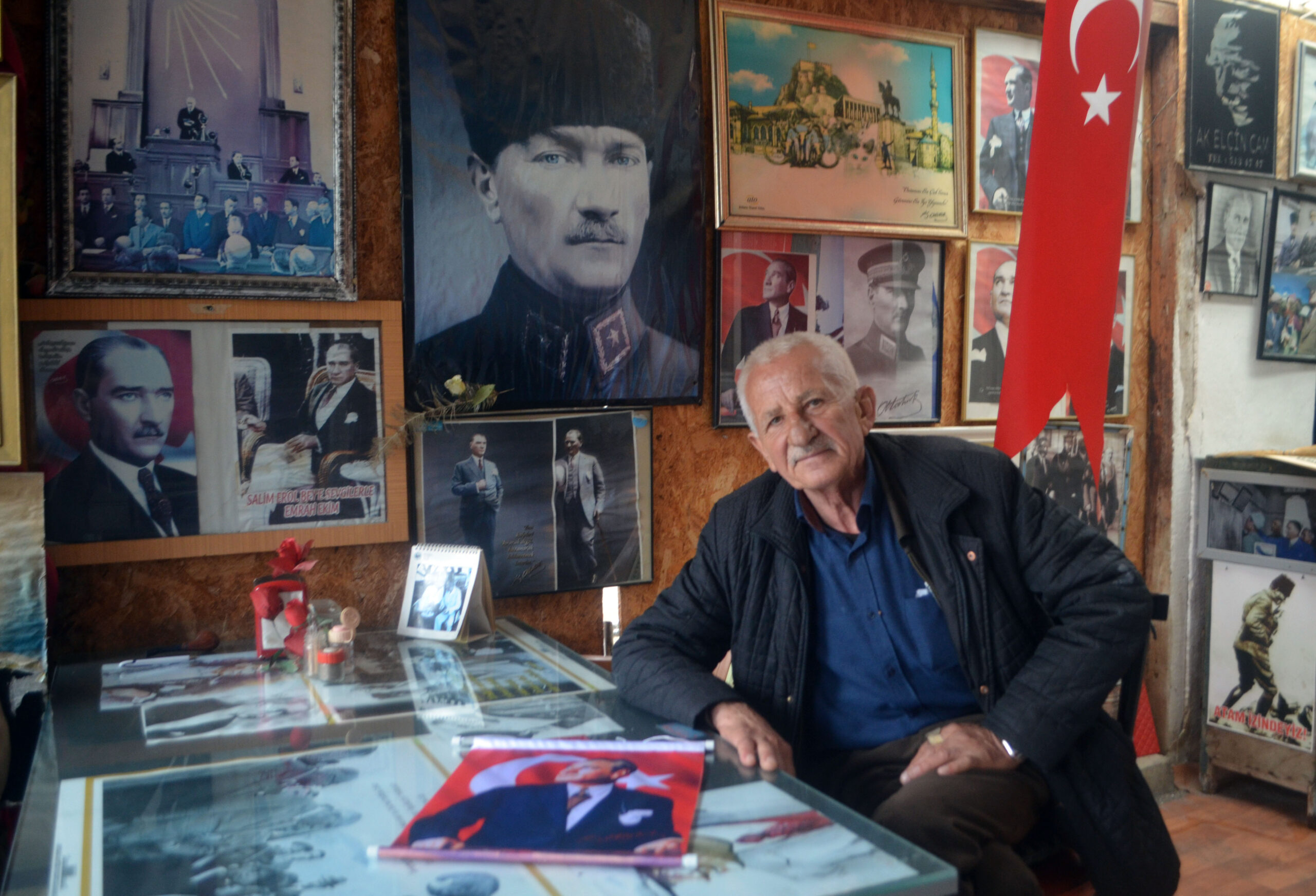 Amasya’da 21 yıldır biriktirdiği Atatürk fotoğraflarını bahçesinde sergiliyor