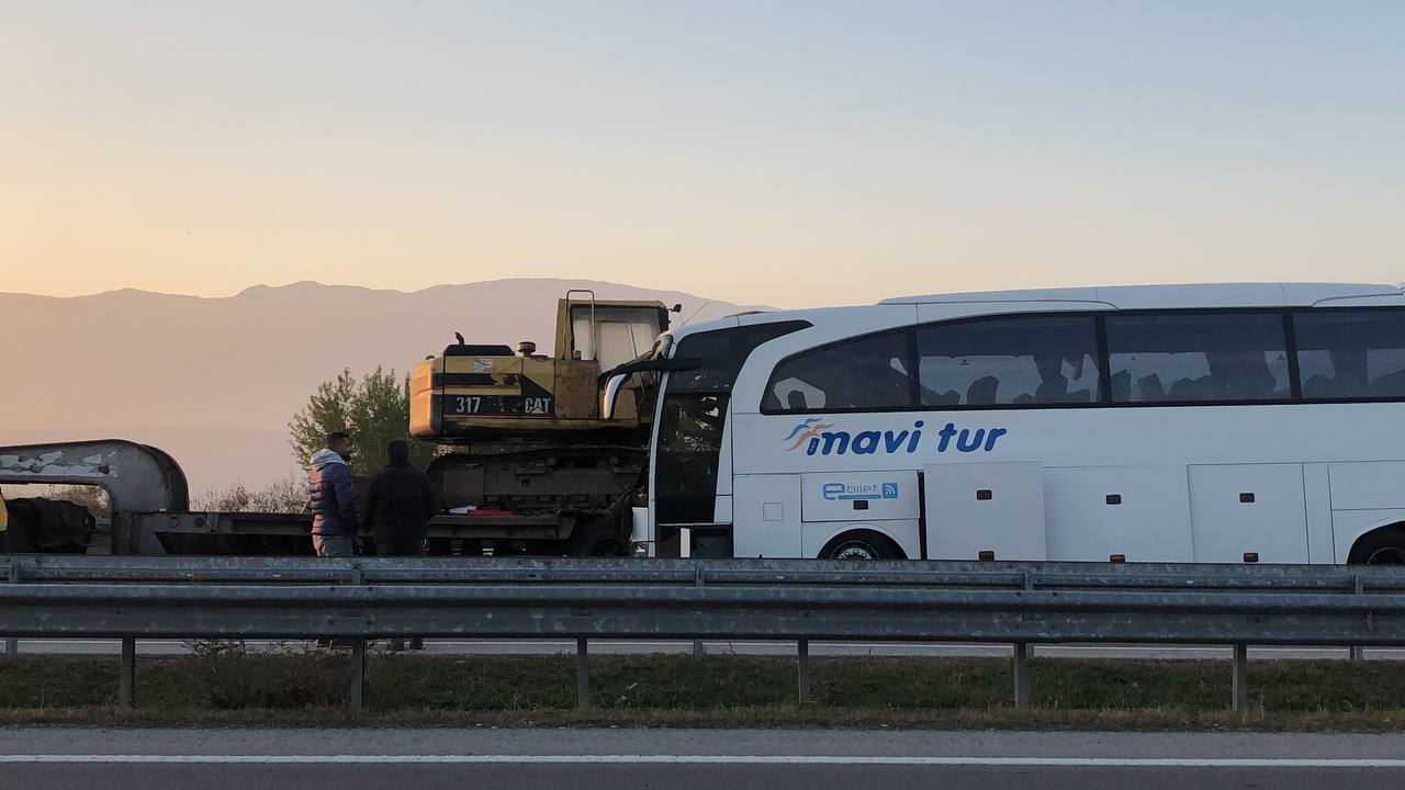 Amasya’da yolcu otobüsü ile tırın çarpıştığı kazada 1 kişi öldü, çok sayıda kişi yaralandı