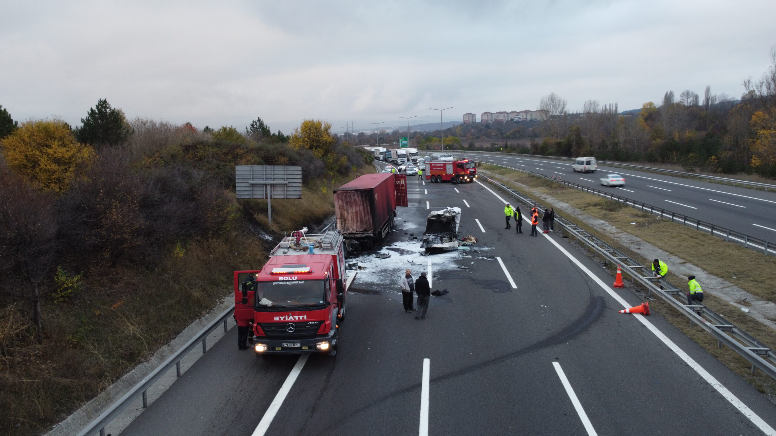 Anadolu Otoyolu’nda 2 tırın karıştığı kaza ulaşımı aksattı