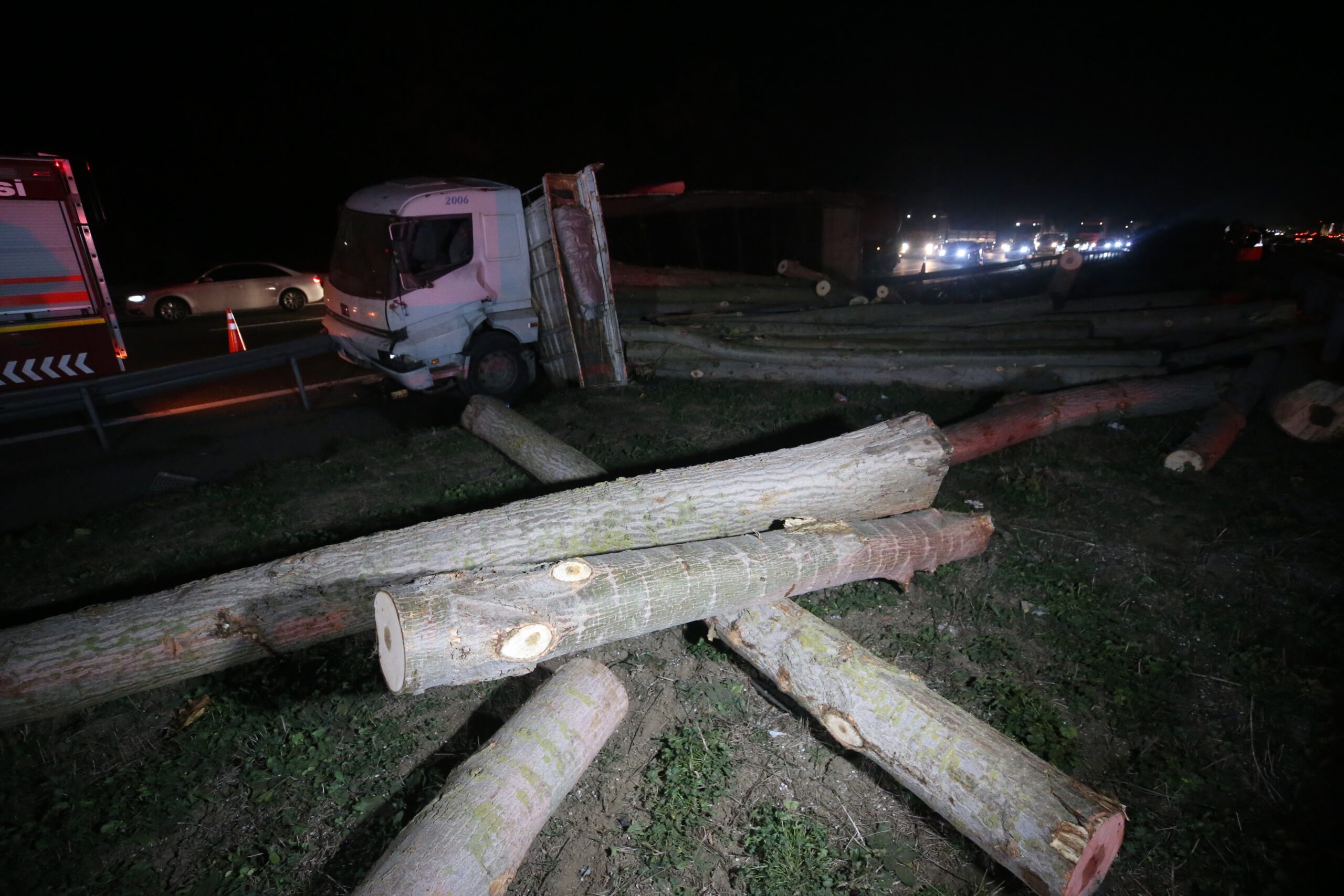 Anadolu Otoyolu’nda devrilen tomruk yüklü kamyon nedeniyle trafik aksadı