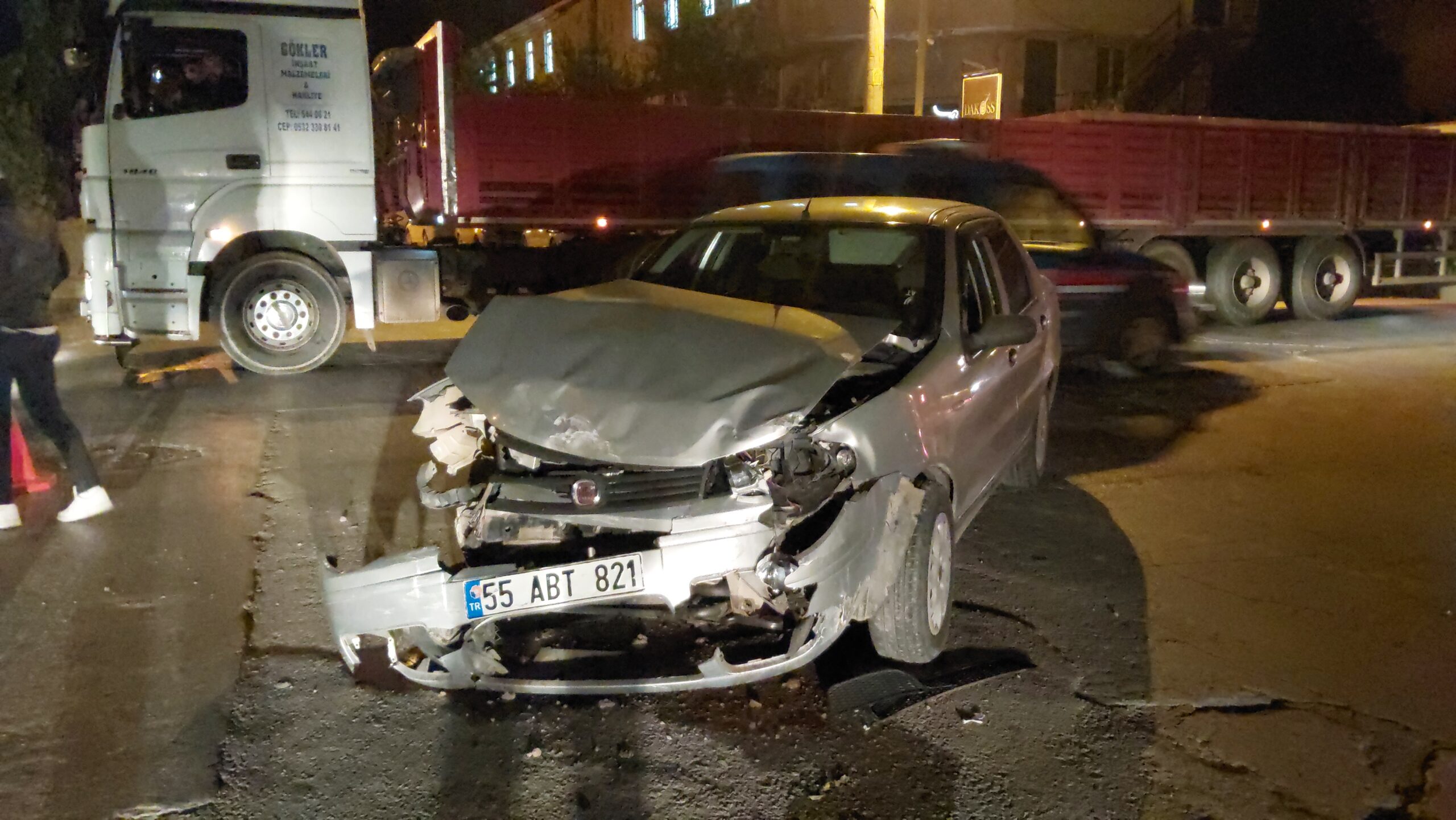 Bafra’da otomobille çarpışan hafif ticari araç sürücüsü yaralandı