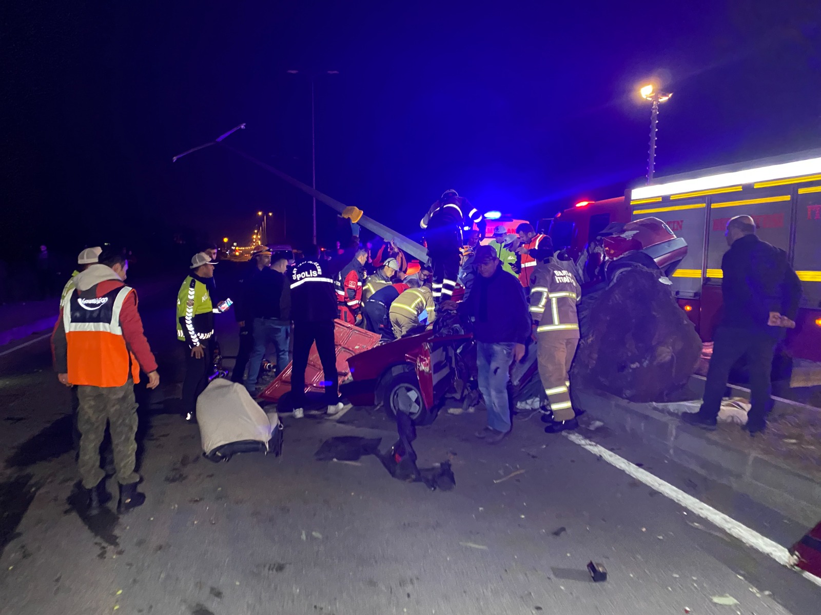 Bartın’da otomobilin direğe çarpması sonucu 15 yaşındaki sürücü öldü, 3 arkadaşı  yaralandı