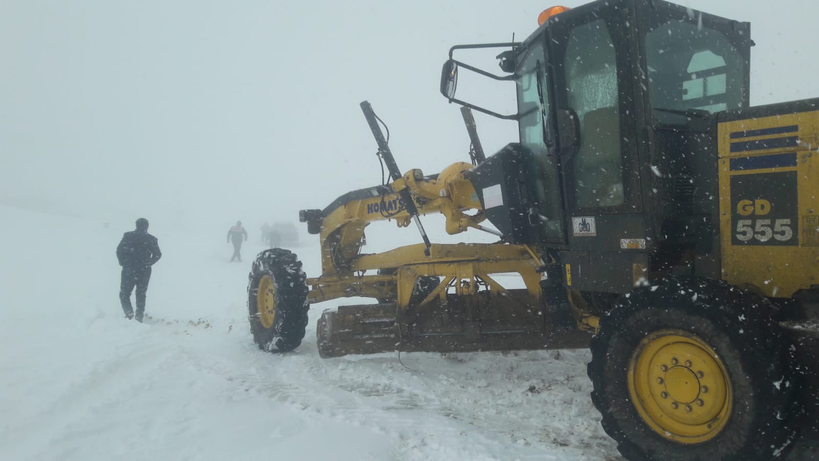 Bayburt’ta kar nedeniyle yolda mahsur kalan sürücü kurtarıldı