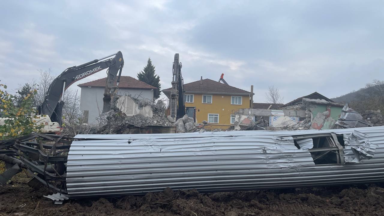 Düzce’de depremde hasar gören Sarıdere Köyü Camisi yıkıldı