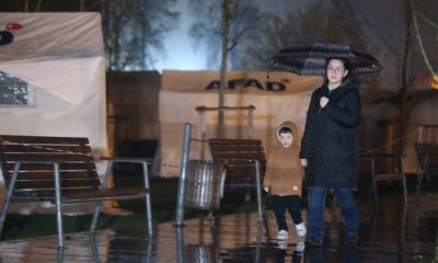 Düzce’de vatandaşlar park ve bahçelere kurulan çadırlarda konaklamayı sürdürüyor