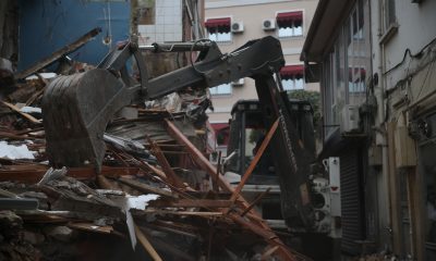 Düzce’deki depremde yıkılan iş yerinin enkazı kaldırılıyor
