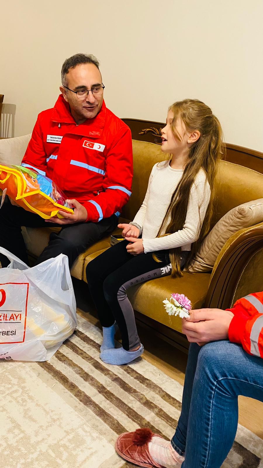 Düzceli küçük kızın Türk Kızılay ve AFAD ekipleriyle tanışma isteği yerine getirildi