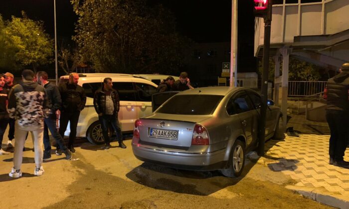 Gümüşhane’de polisten kaçan ehliyetsiz sürücünün kaza yapması sonucu 3 kişi yaralandı