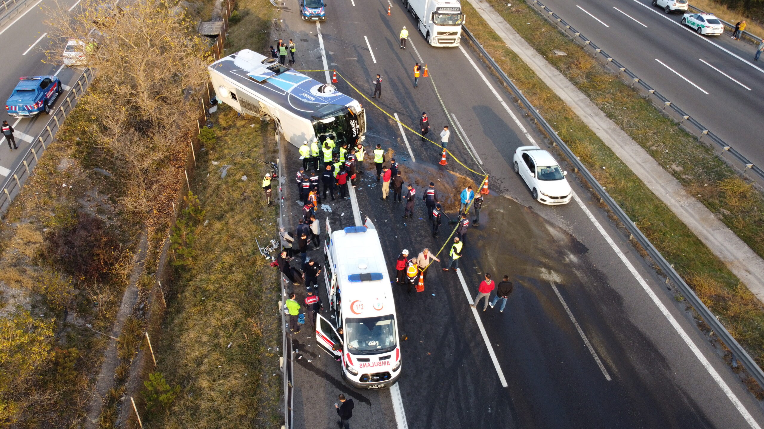 GÜNCELLEME 2 – Anadolu Otoyolu’nun Bolu kesiminde yolcu otobüsü devrildi, 3 kişi öldü, 16 kişi yaralandı