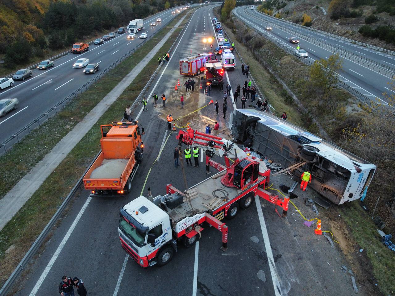 GÜNCELLEME 3 – Anadolu Otoyolu’nun Bolu kesiminde yolcu otobüsü devrildi, 3 kişi öldü, 32 kişi yaralandı