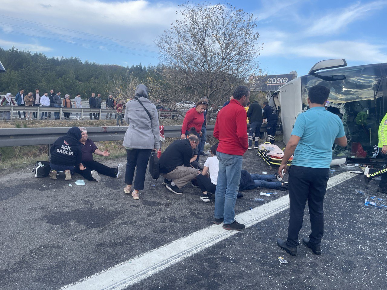 GÜNCELLEME – Anadolu Otoyolu’nun Bolu kesiminde yolcu otobüsü devrildi, 3 kişi öldü, 16 kişi yaralandı