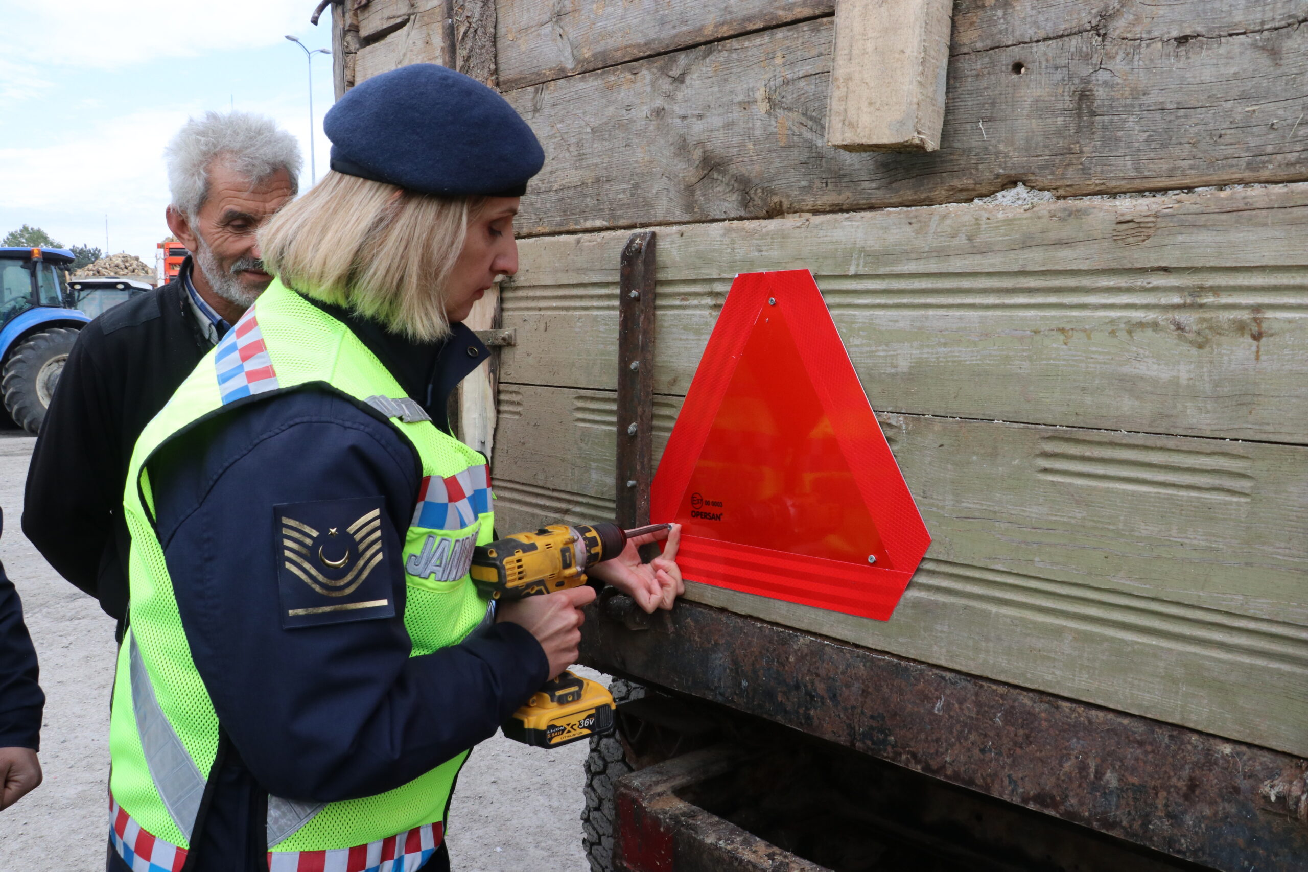 Jandarma ekipleri traktör römorklarına reflektör taktı