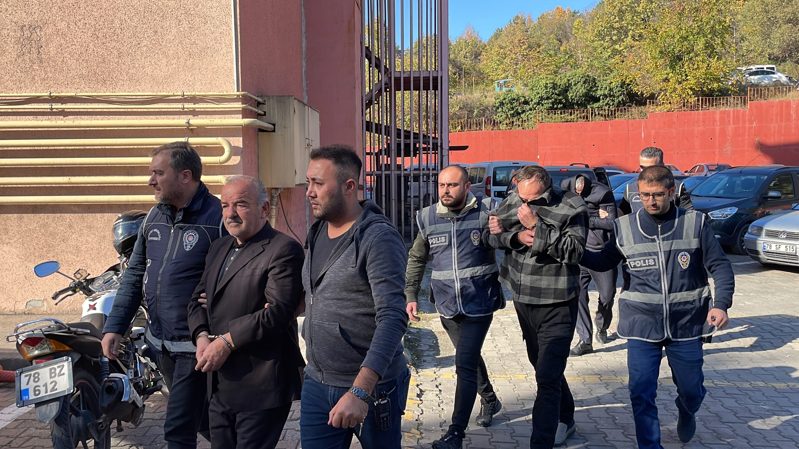 Karabük’te iş bulma vaadiyle dolandırıcılık iddiasıyla 3 şüpheli yakalandı