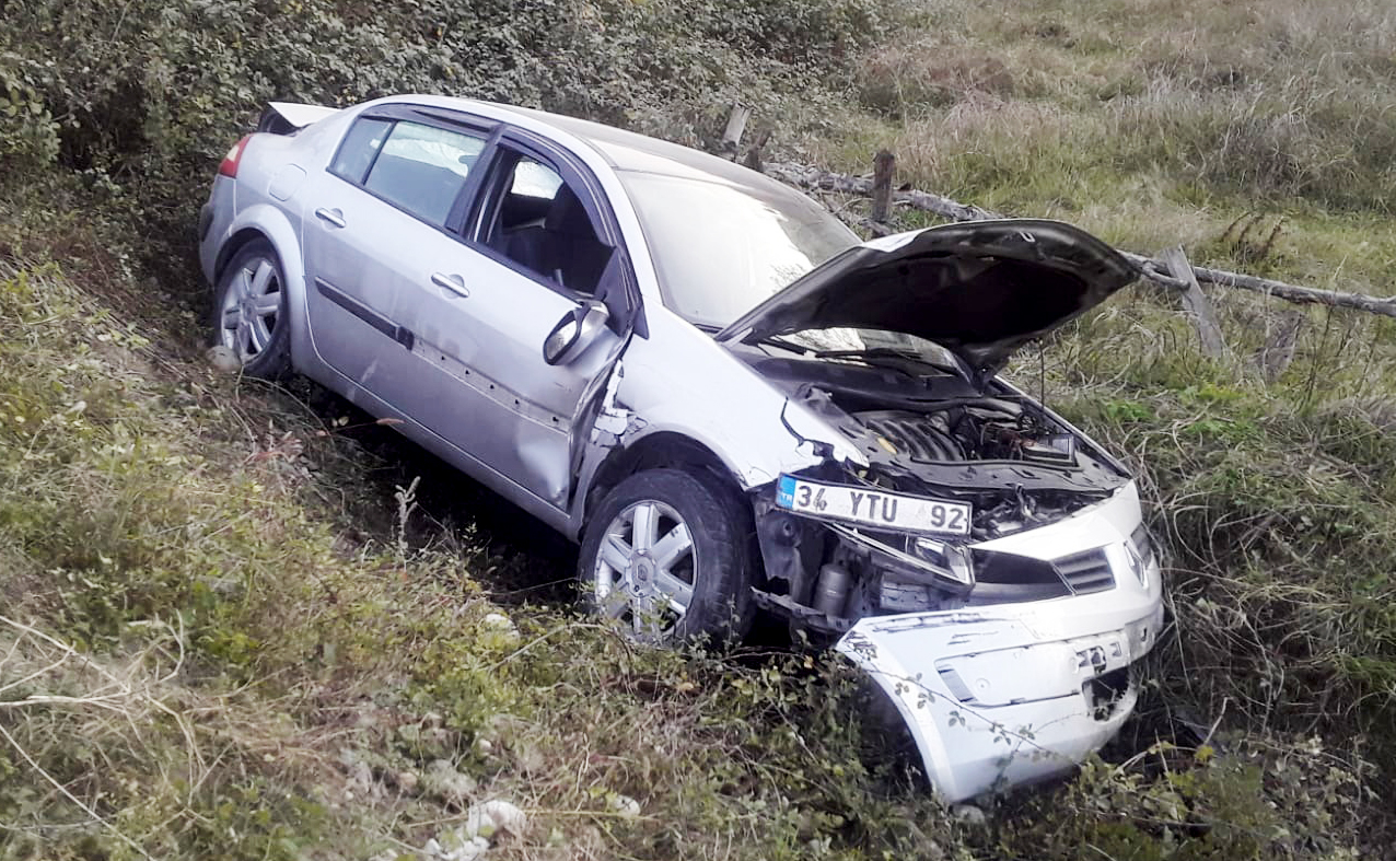 Karabük’te şarampole devrilen otomobildeki 2 kişi yaralandı