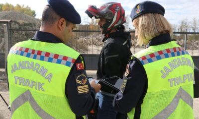 Kastamonu’da jandarma motosiklet sürücülerine reflektif yelek dağıttı