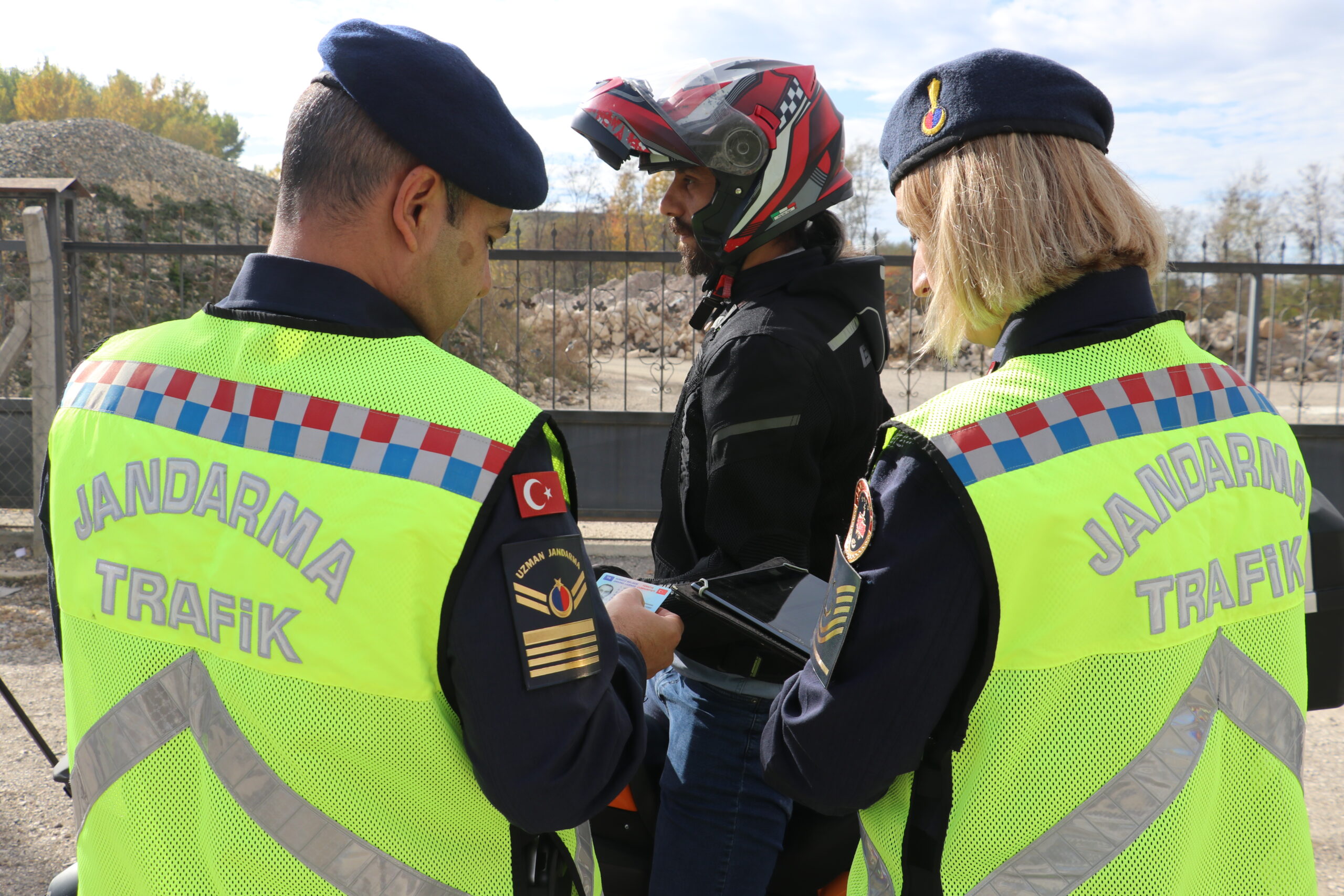 Kastamonu’da jandarma motosiklet sürücülerine reflektif yelek dağıttı