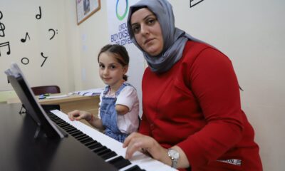 Piyano kursunda tek kolu olmayan çocuğun en büyük destekçisi annesi oldu