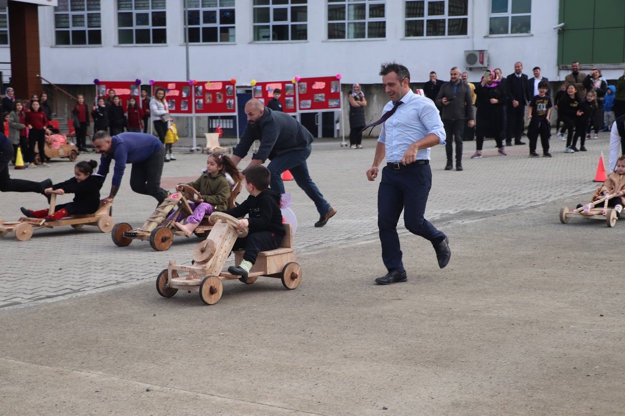 Rize’de babalar ve çocukları tahta arabalarla yarıştı