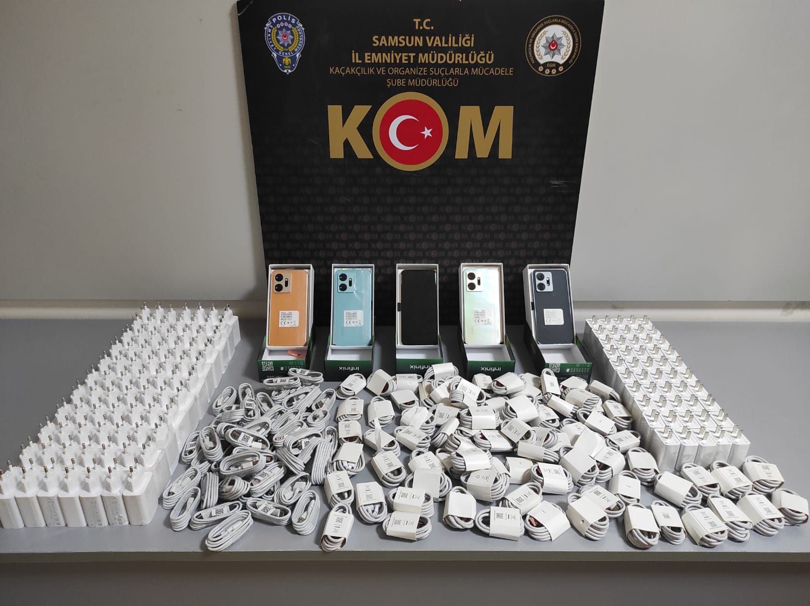 Samsun’da gümrük kaçağı cep telefonları ve aksesuarlar ele geçirildi
