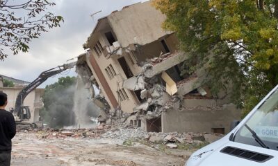Sinop’ta yıkımı yapılan bina yana devrildi