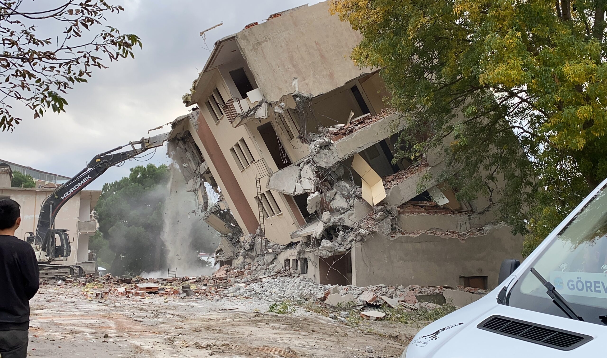 Sinop’ta yıkımı yapılan bina yana devrildi