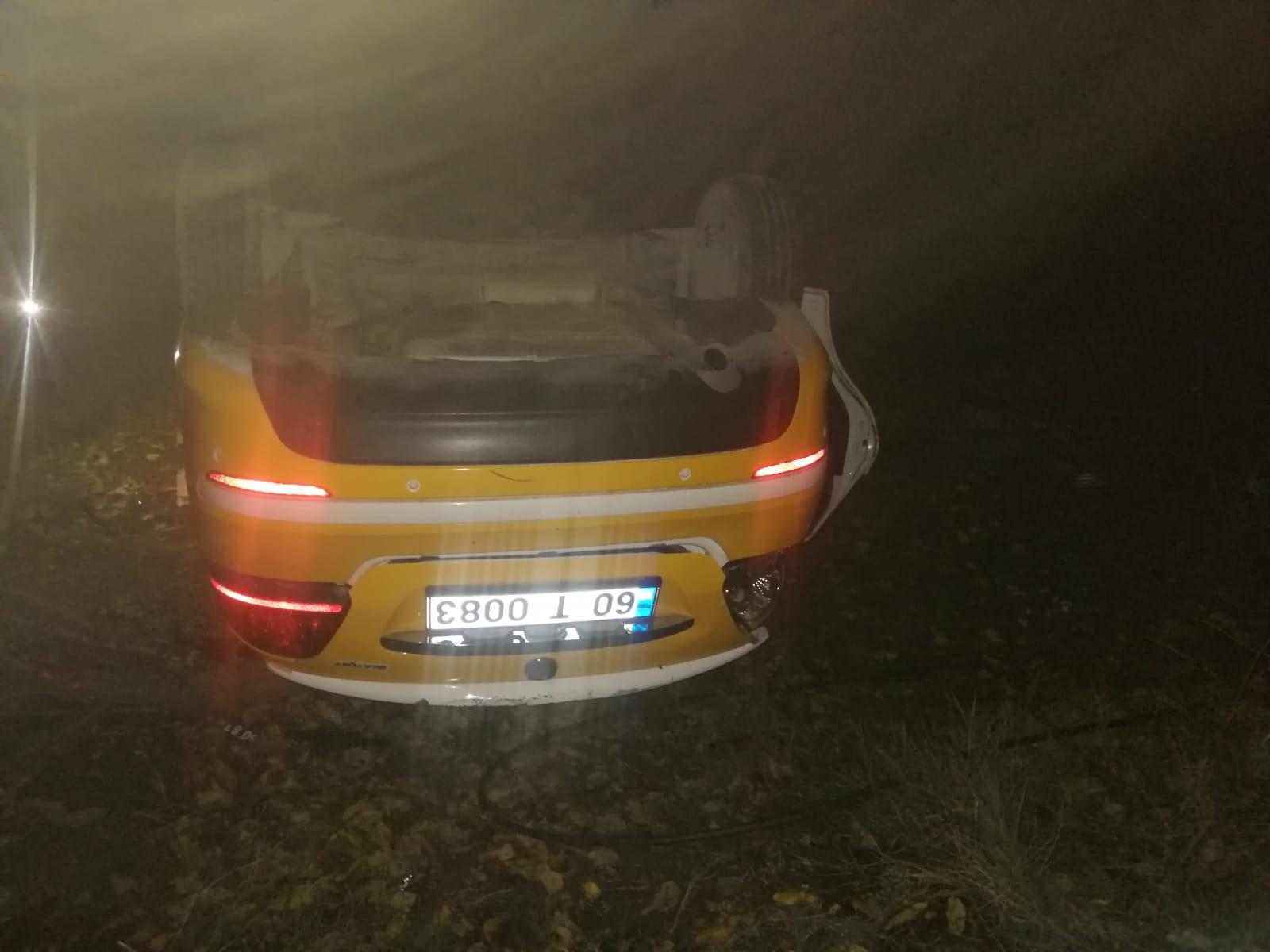 Tokat’ta direğe çarpan taksinin sürücüsü öldü, 2 kişi yaralandı