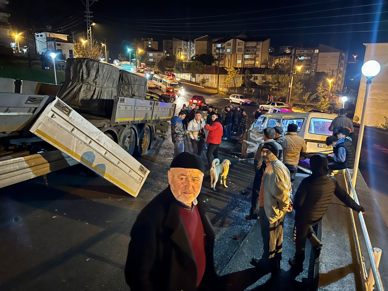 Zonguldak’ta tırın dorsesinden düşen sac nedeniyle hafif ticari aracın sürücüsü yaralandı