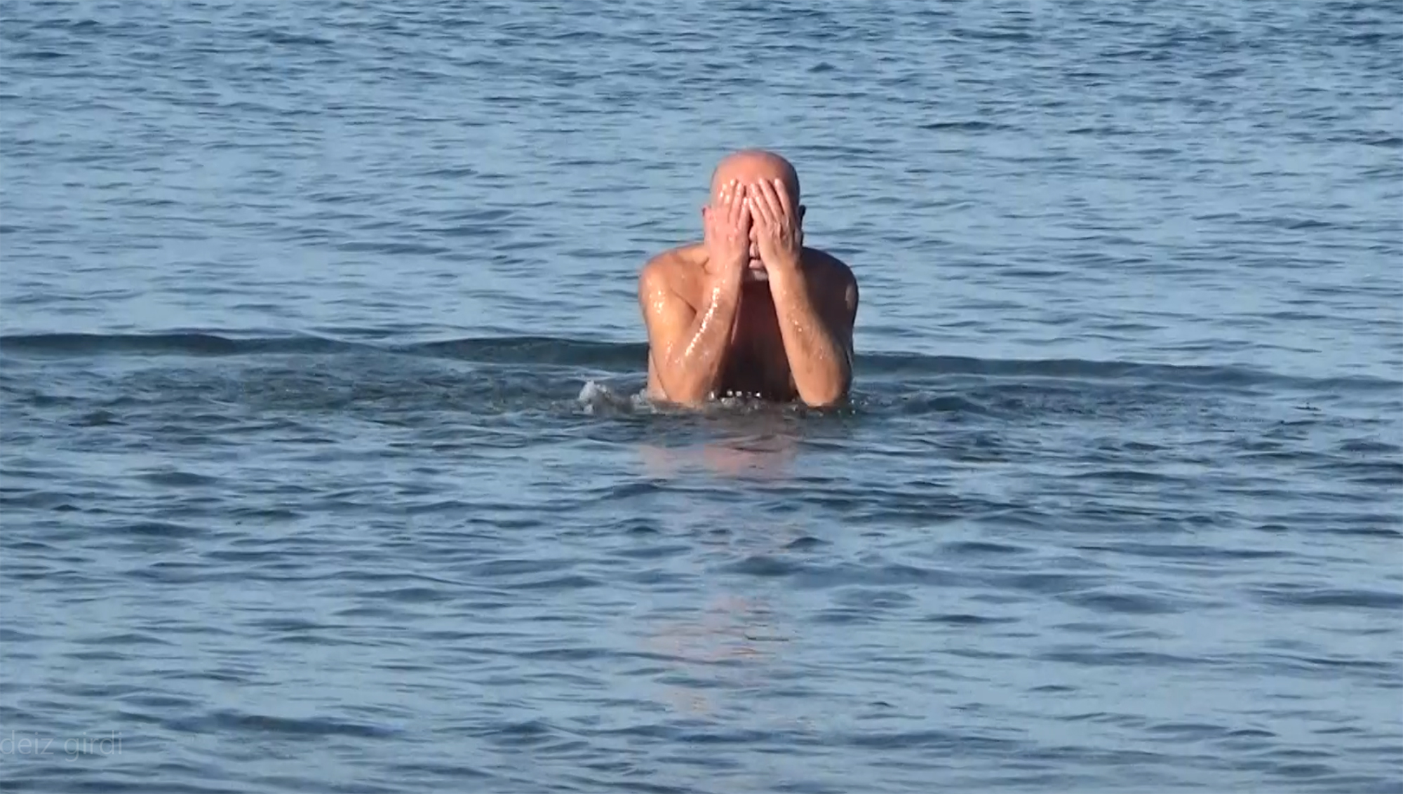 Bartın’da 75 yaşındaki kişi aralıkta denize girdi