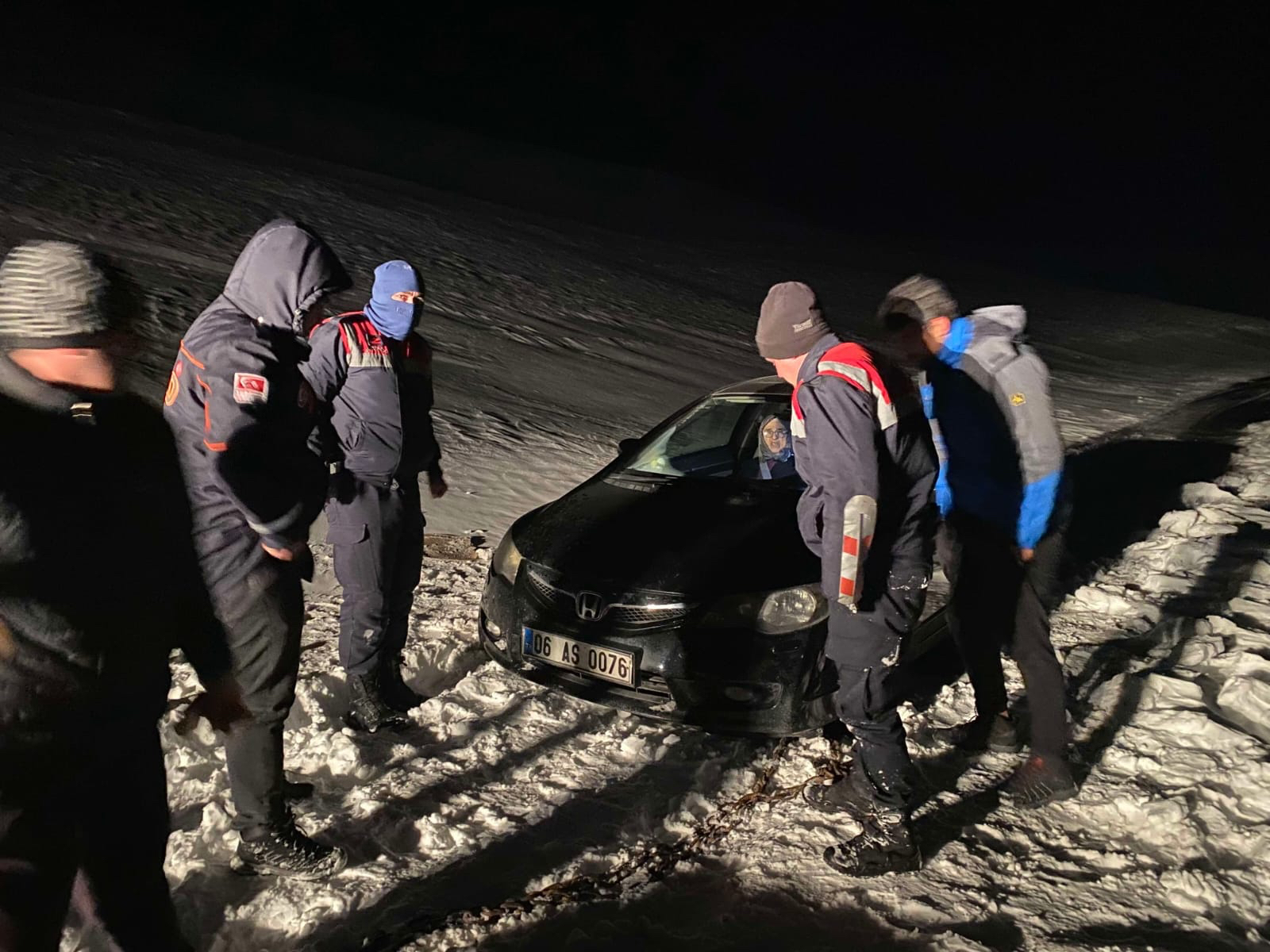 Bayburt’ta karda mahsur kalan 4 kişi kurtarıldı