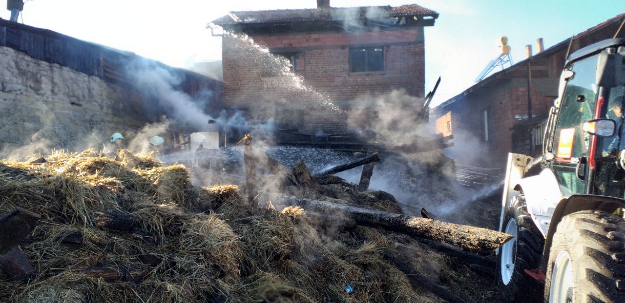 Bolu’da ev ve samanlık yangında kullanılamaz hale geldi