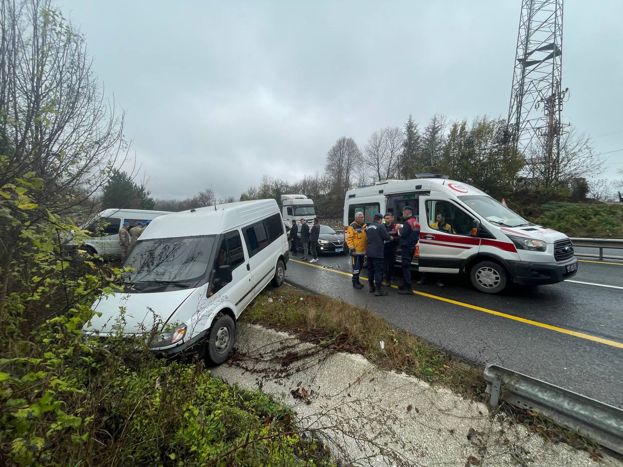 Depremde Düzce’ye gelen jandarma destek ekiplerini taşıyan minibüs dönüş yolunda kaza yaptı