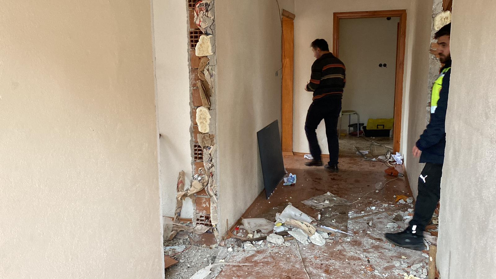 Düzce’de depremde ağır hasar gören binaların yıkım işlemi sürüyor