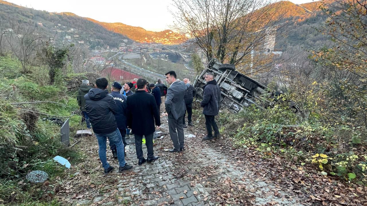 GÜNCELLEME – Zonguldak’ta şarampole devrilen servis aracındaki 1 öğrenci öldü, 18 kişi yaralandı