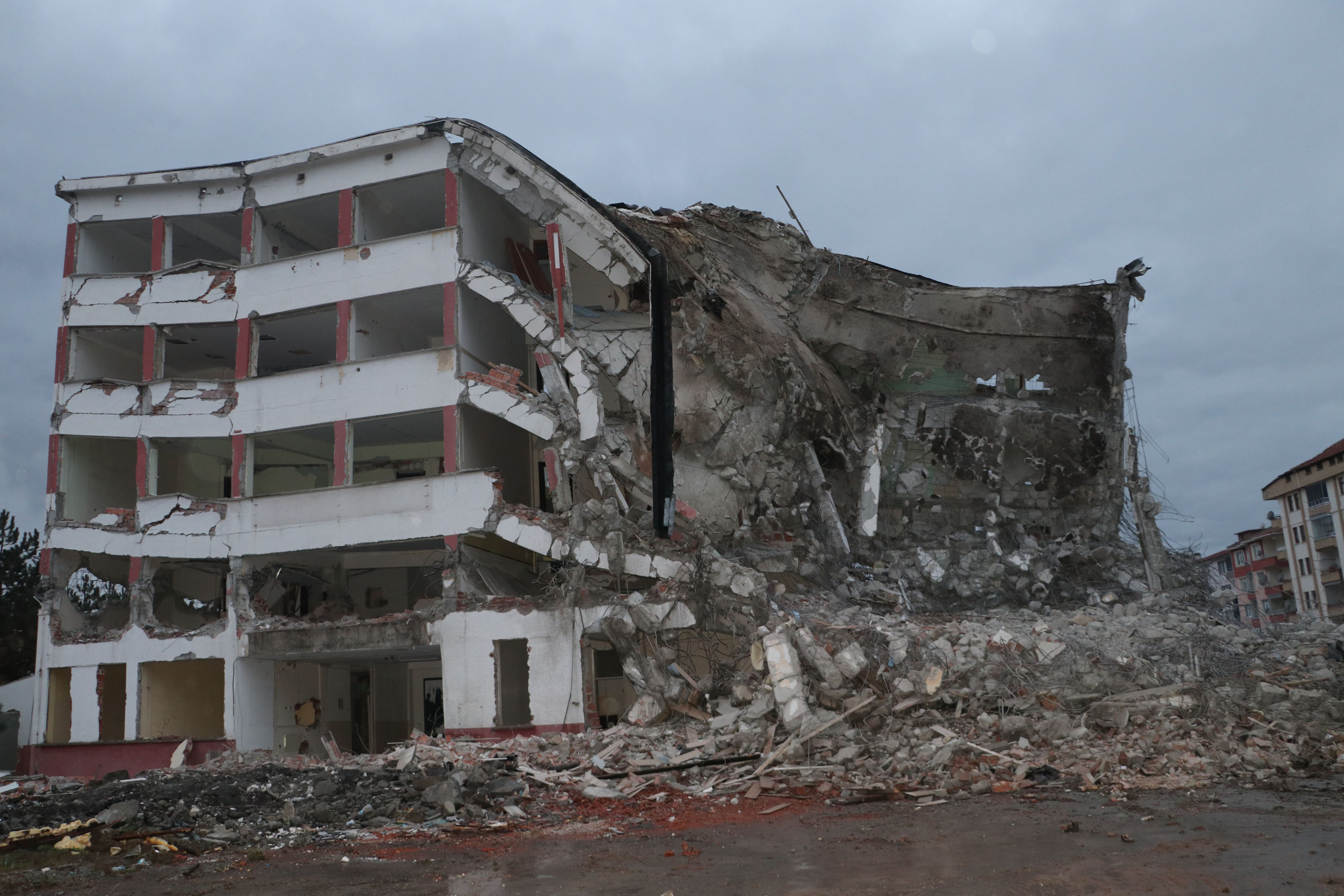 Havza’da hükümet konağı binasının yıkımına başlandı
