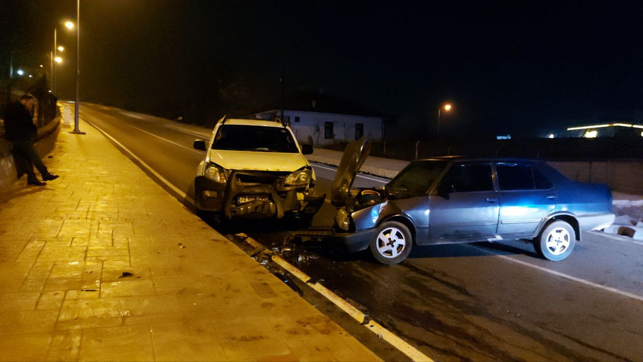 Karabük’te kamyonetle çarpışan otomobildeki 3 kişi yaralandı