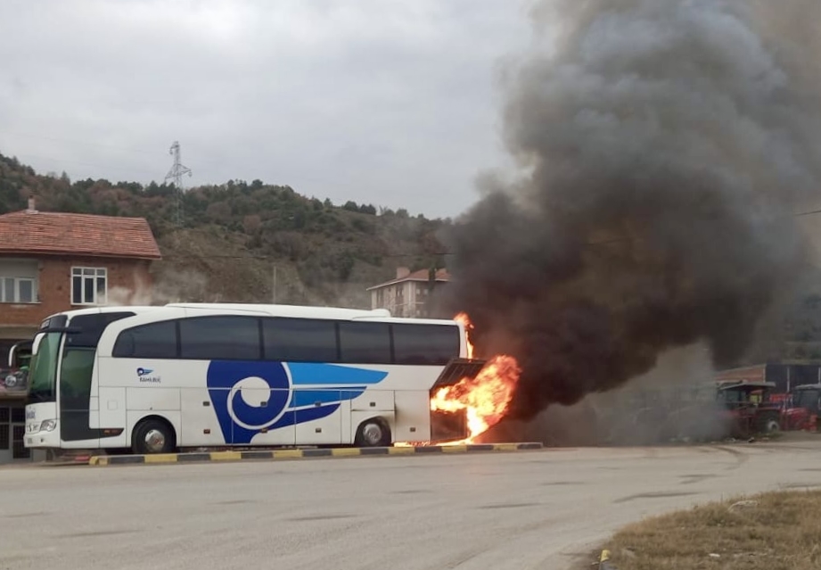 Karabük’te seyir halindeki yolcu otobüsünde çıkan yangın söndürüldü