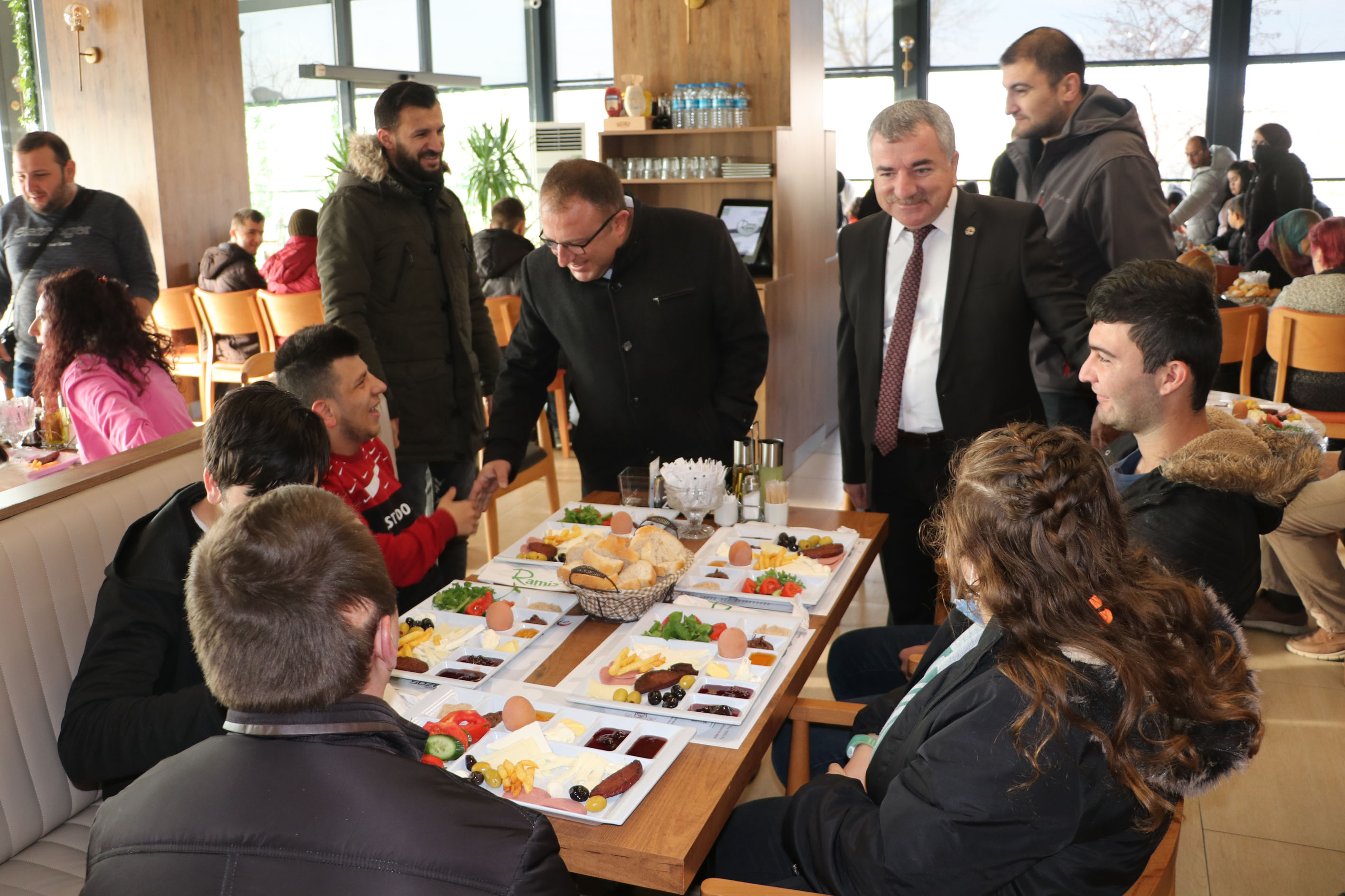 Kaymakam Nayman ve Belediye Başkanı Özdemir özel öğrencilerle buluştu