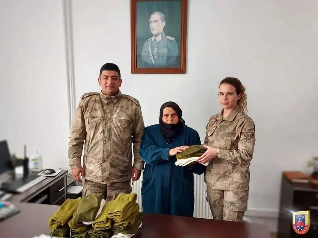 Ordu’da 75 yaşındaki Fatma nine ördüğü çorapları Mehmetçiğe gönderdi