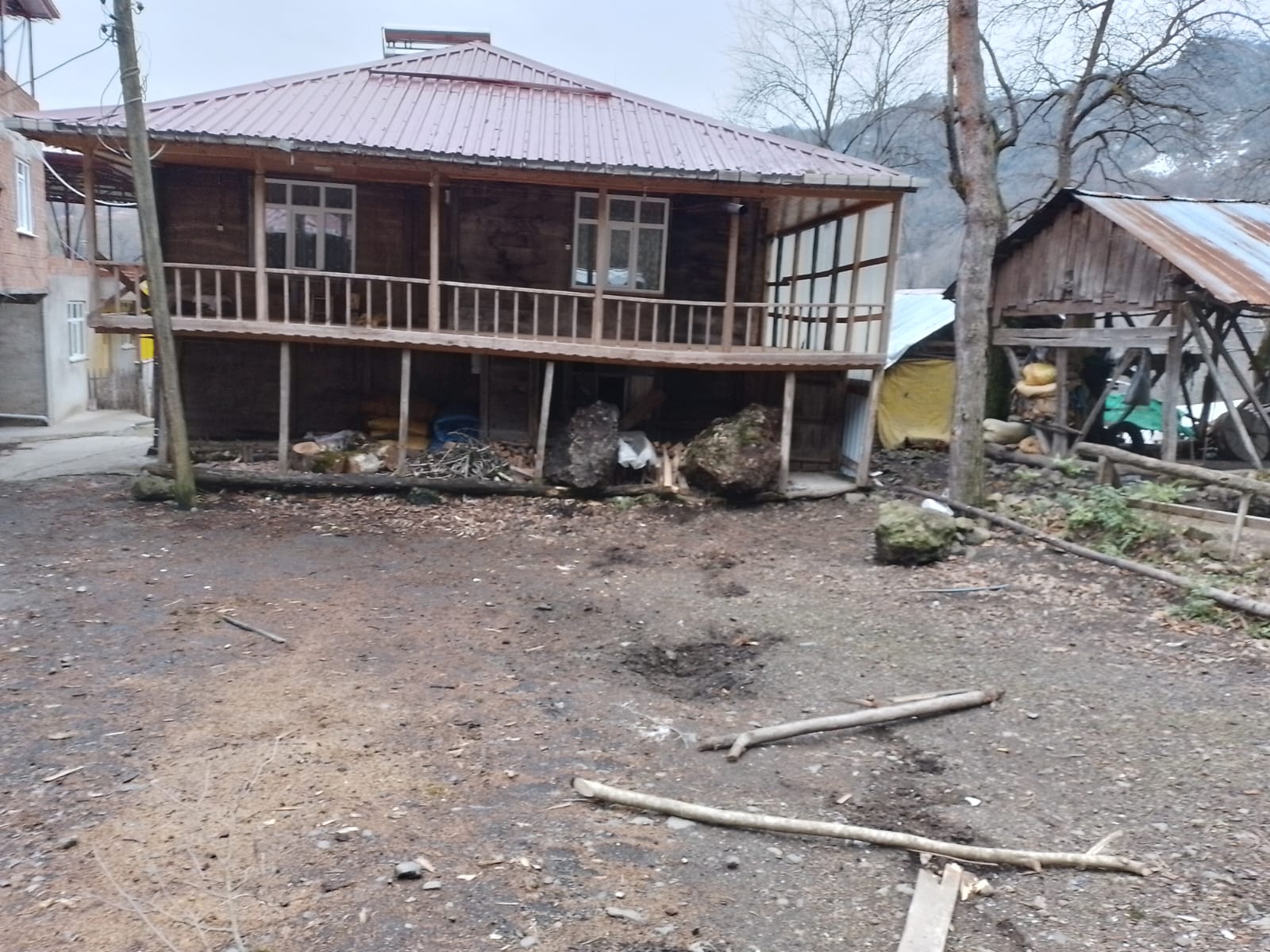 Samsun’da yamaçtan kopan kaya parçaları evlerin bahçesine düştü