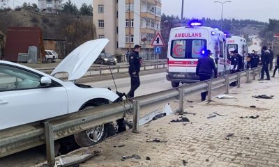 Sinop’ta otomobilin devrildiği kazada anne ve iki çocuğu yaralandı