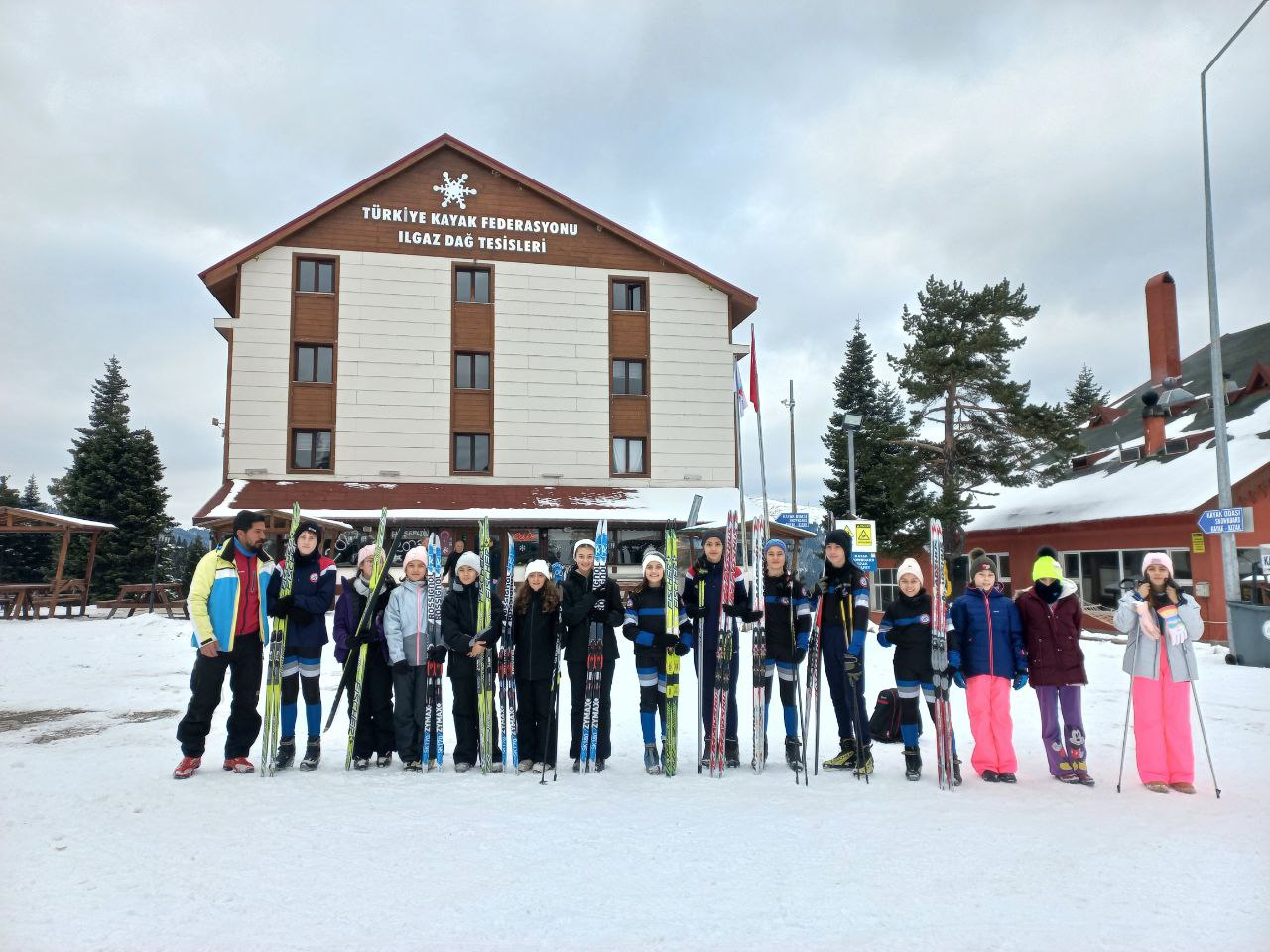 Sporcular Ilgaz Dağı’nda kayak sezonunu açtı