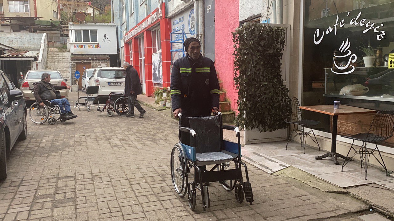 Zonguldak’ta temizlik personeli promosyon parasıyla tekerlekli sandalye bağışladı