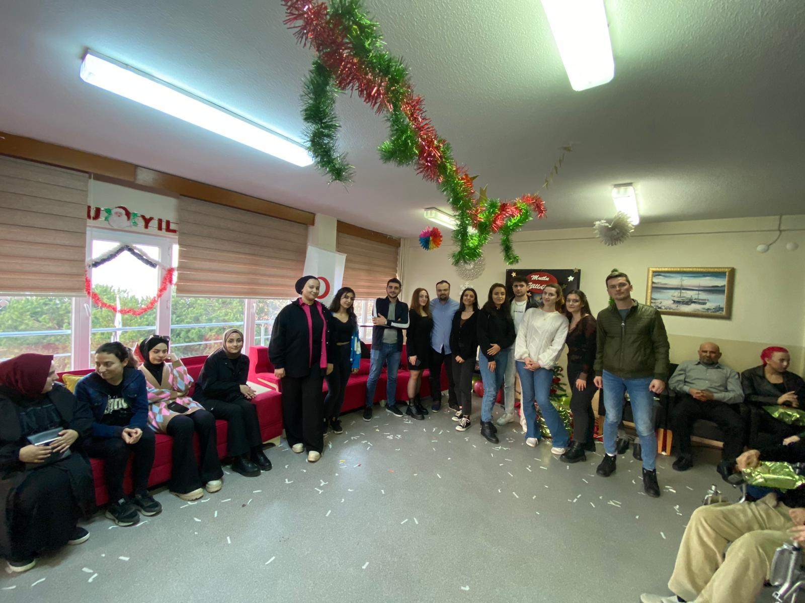 Akçakoca’da üniversite öğrencilerinden yaşlılara yeni yıl ziyareti