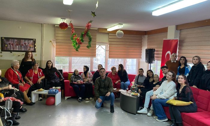 Akçakoca’da üniversite öğrencilerinden yaşlılara yeni yıl ziyareti
