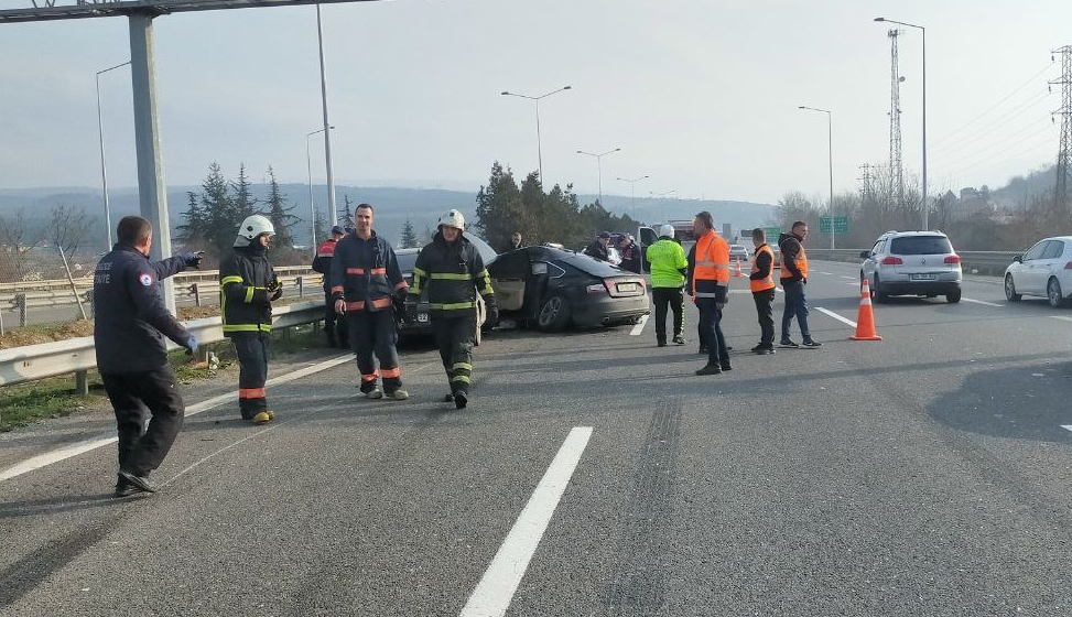 Anadolu Otoyolu’nda iki otomobil çarpıştı, 3 kişi yaralandı