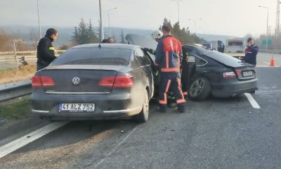 Anadolu Otoyolu’nda iki otomobil çarpıştı, 3 kişi yaralandı