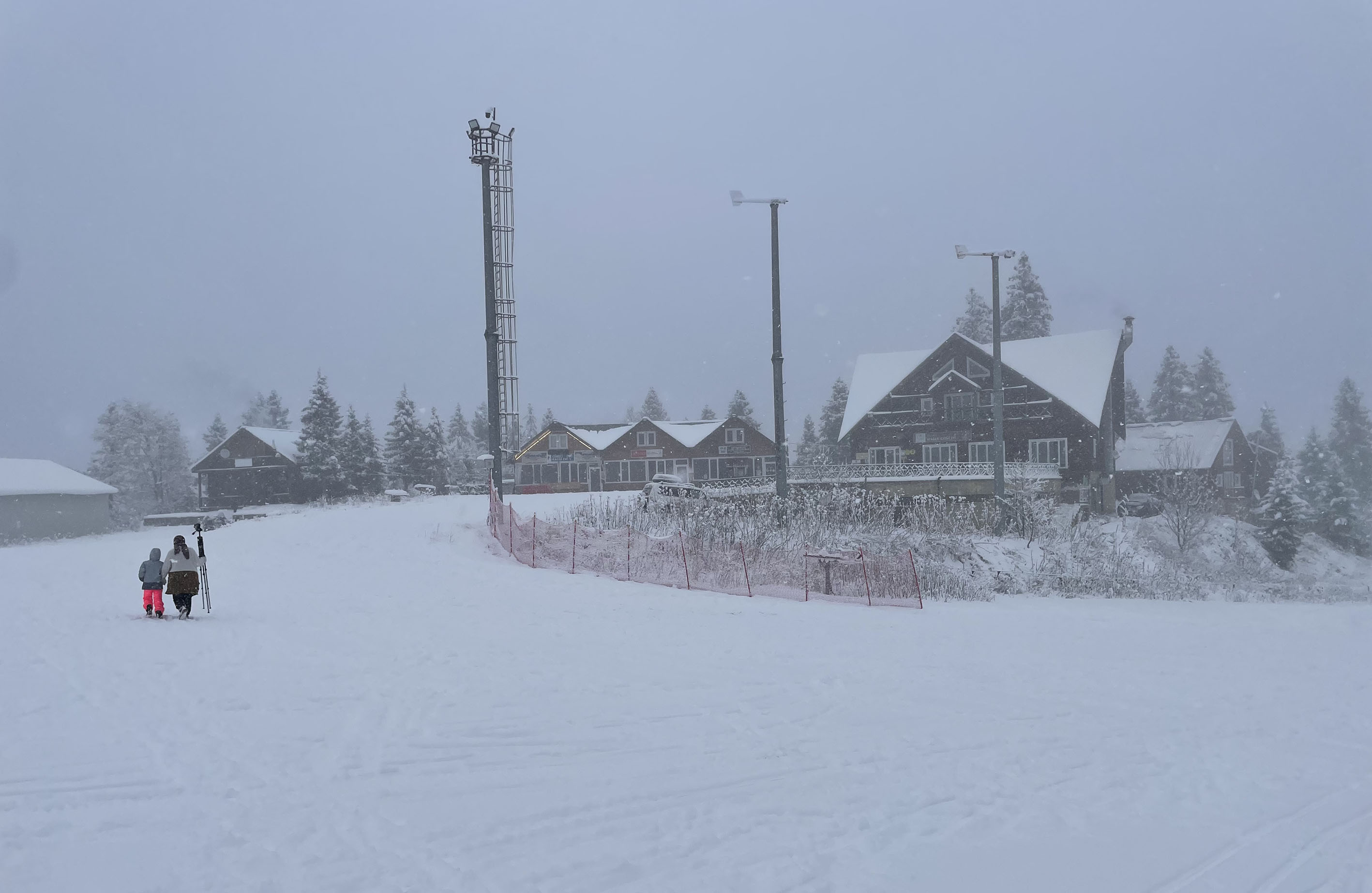 Artvin’deki Atabarı Kayak Merkezi sezonun ilk ziyaretçilerini ağırlamaya başladı