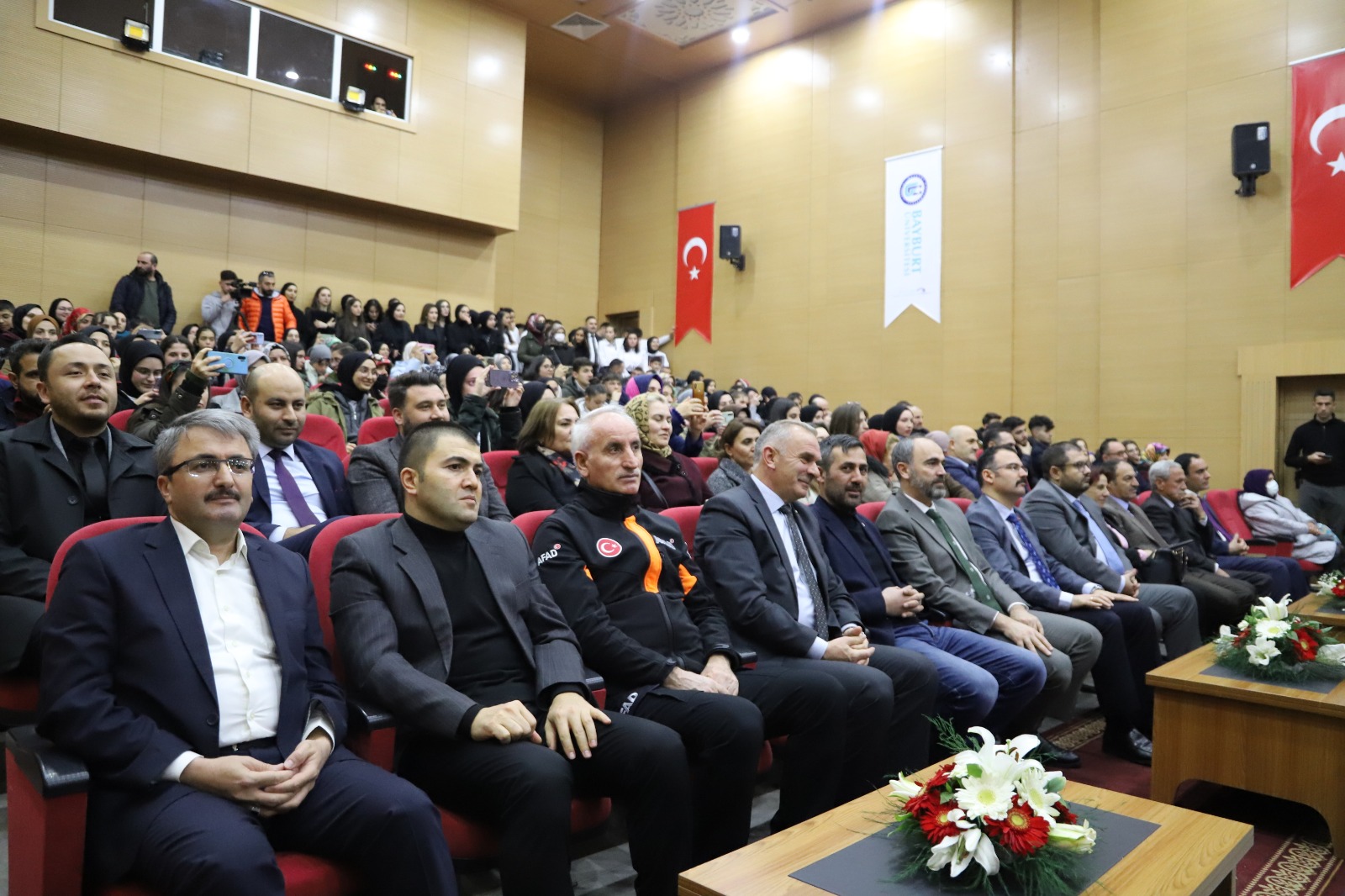 Bayburt’ta Türk halk müziği korosu konser verdi